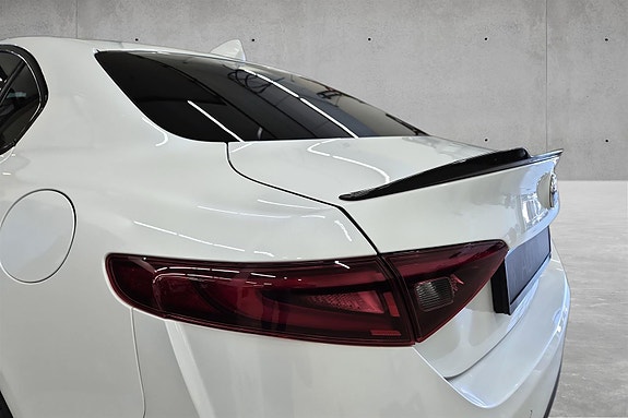 Alfa Romeo Giulia Quadrifoglio 11 of 30