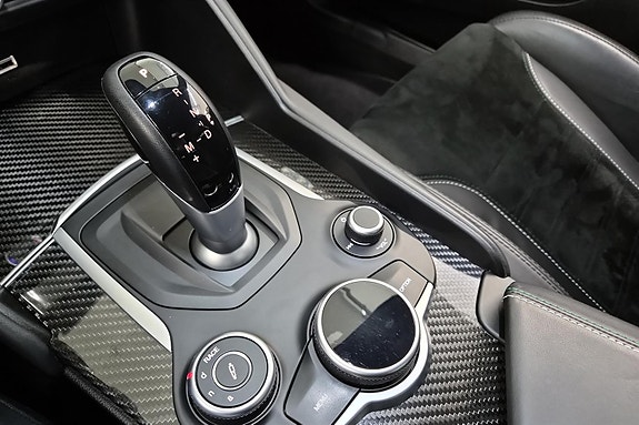 Alfa Romeo Giulia Quadrifoglio 27 of 30