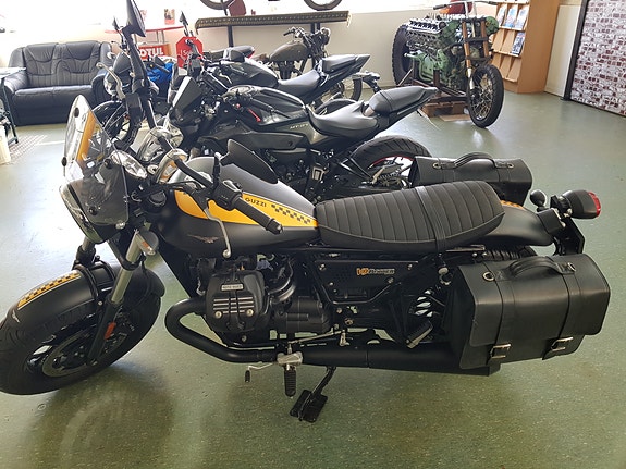 Moto Guzzi V9 Bobber 3 of 6