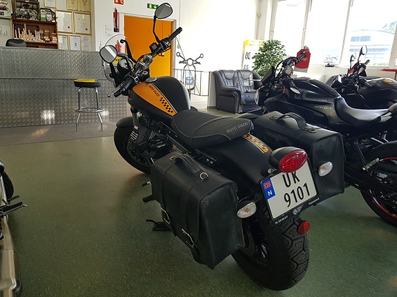 Moto Guzzi V9 Bobber 4 of 6