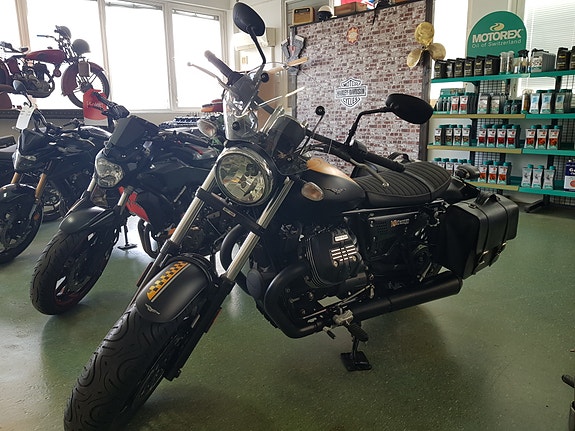 Moto Guzzi V9 Bobber 2 of 6