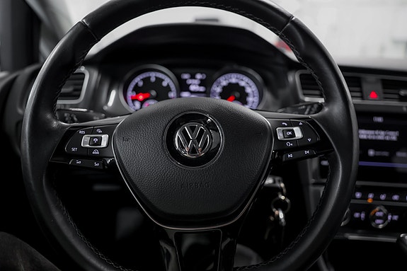 Volkswagen Golf VII 13 of 23