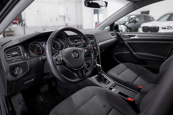 Volkswagen Golf VII 10 of 23