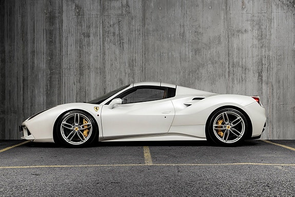 Ferrari 488 Spider 2 of 30
