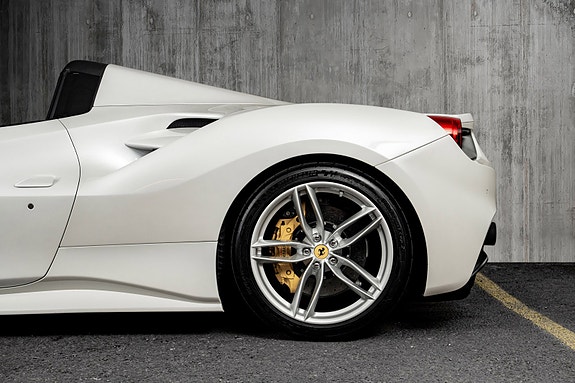 Ferrari 488 Spider 13 of 30