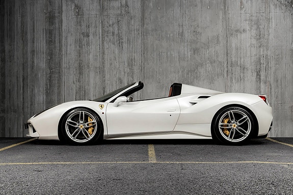 Ferrari 488 Spider 3 of 30