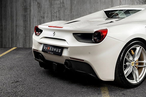 Ferrari 488 Spider 18 of 30