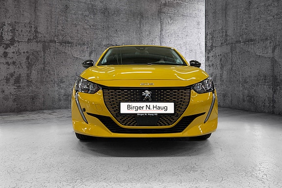 Peugeot e-208 3 of 16