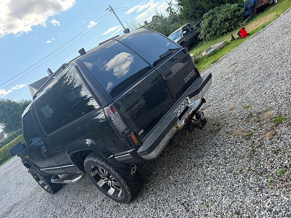 Chevrolet Tahoe 2 of 12
