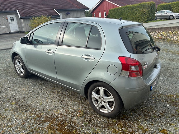 Toyota Yaris 3 of 12