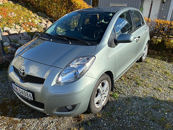 Toyota Yaris 12 of 12