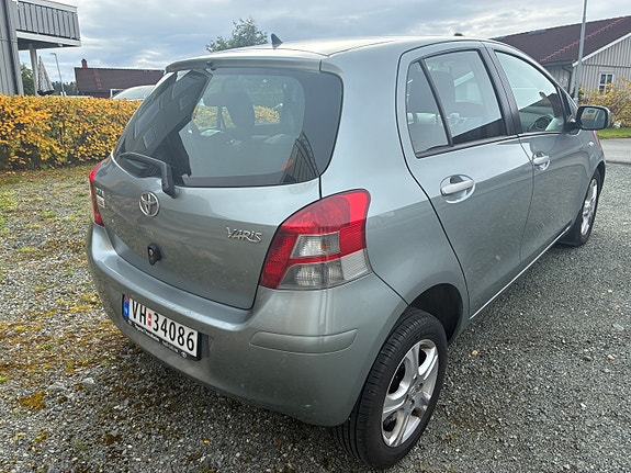 Toyota Yaris 2 of 12