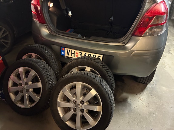 Toyota Yaris 6 of 12