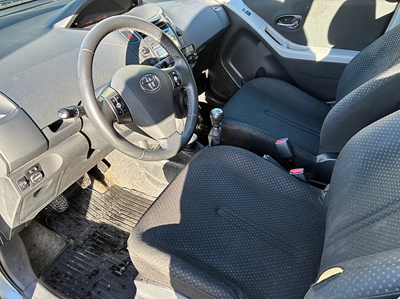 Toyota Yaris 10 of 12