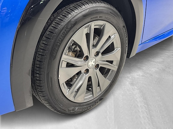 Peugeot e-208 8 of 28