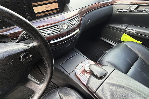 Mercedes-Benz S320 21 of 23
