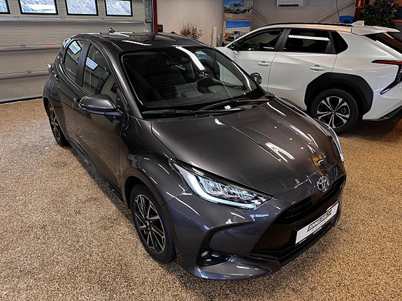 Toyota Yaris 8 of 30