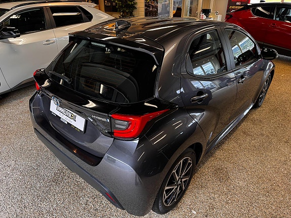 Toyota Yaris 7 of 30