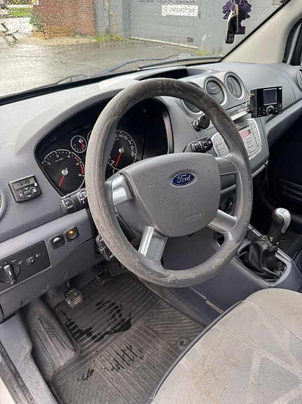 Ford Transit Connect 5 of 9