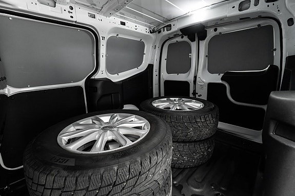 Ford Transit Courier 24 of 26