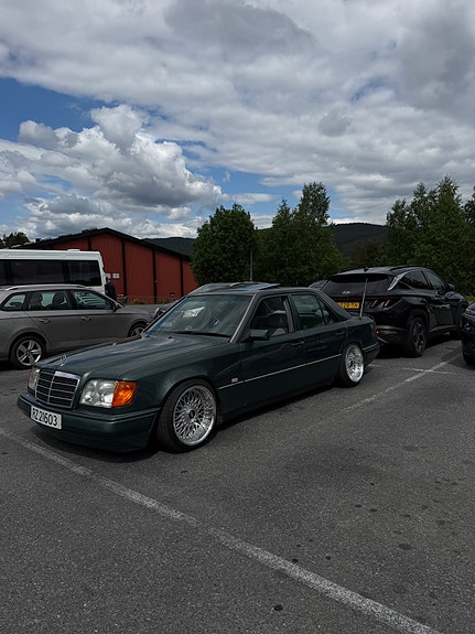 Mercedes-Benz E220 2 of 10