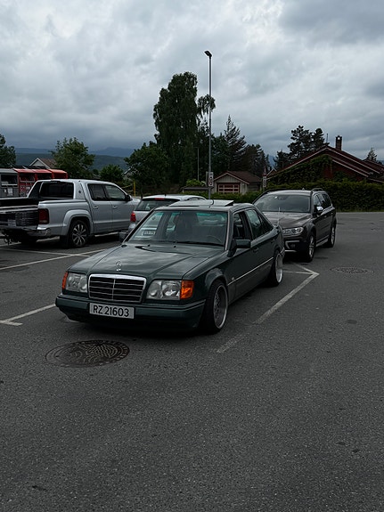 Mercedes-Benz E220 3 of 10