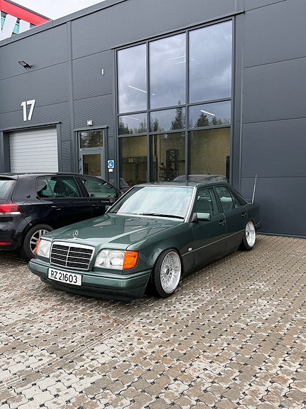 Mercedes-Benz E220 4 of 10