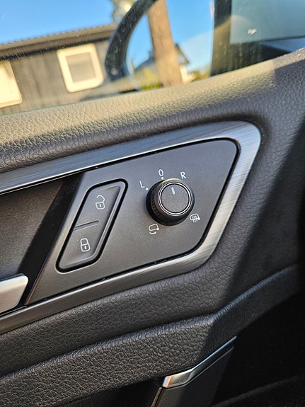 Volkswagen e-Golf VII 23 of 24