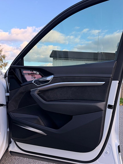 Audi e-tron 26 of 30