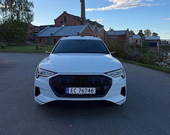 Audi e-tron 2 of 30