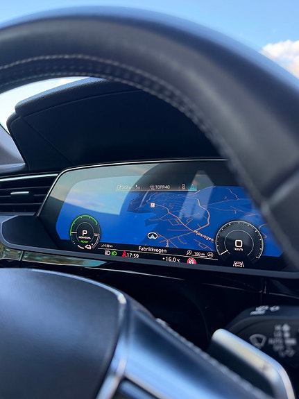 Audi e-tron 29 of 30