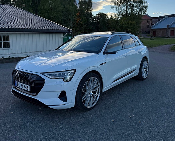 Audi e-tron 3 of 30