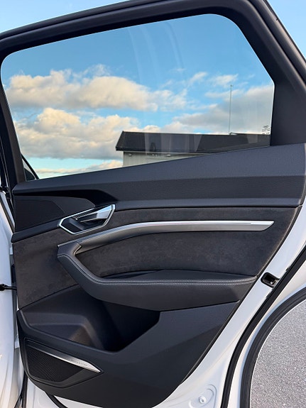 Audi e-tron 24 of 30