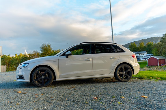 Audi e-tron 7 of 30