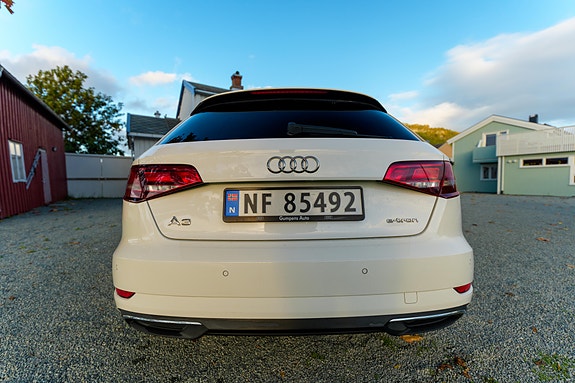 Audi e-tron 4 of 30
