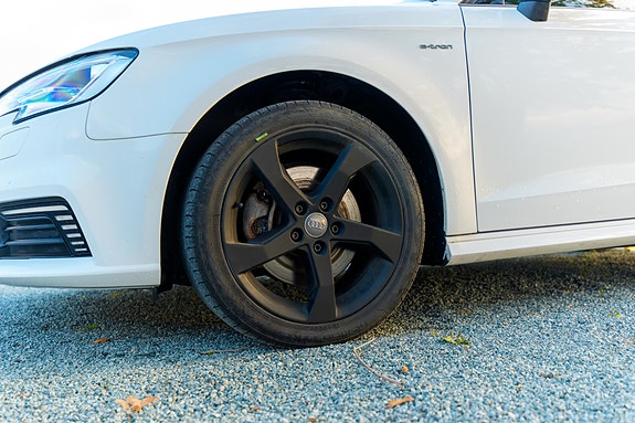 Audi e-tron 13 of 30