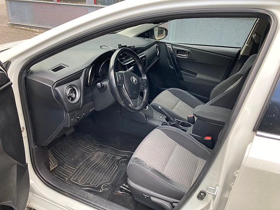 Toyota Auris 8 of 20