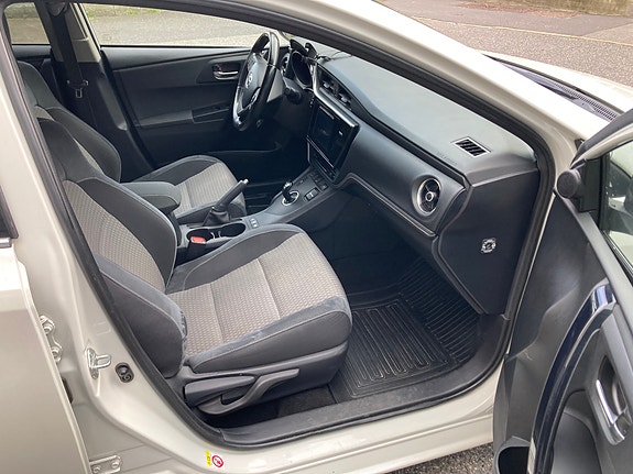 Toyota Auris 7 of 20