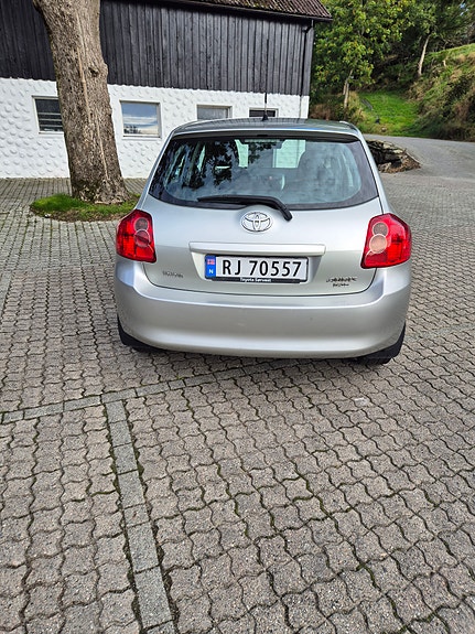 Toyota Auris 2 of 30