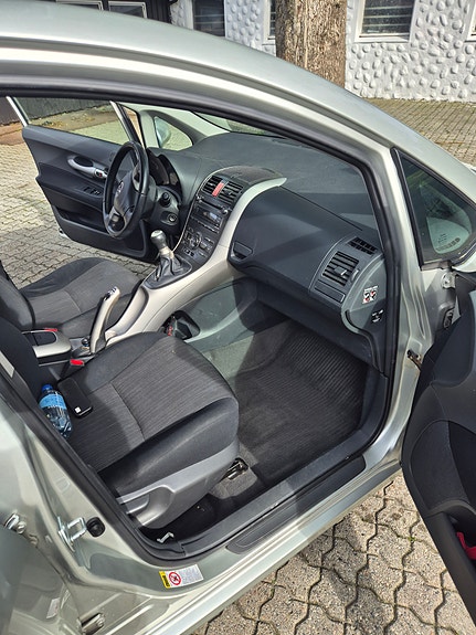 Toyota Auris 25 of 30
