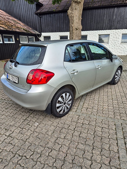 Toyota Auris 3 of 30