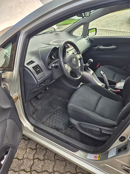 Toyota Auris 14 of 30