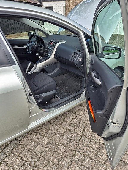Toyota Auris 11 of 30