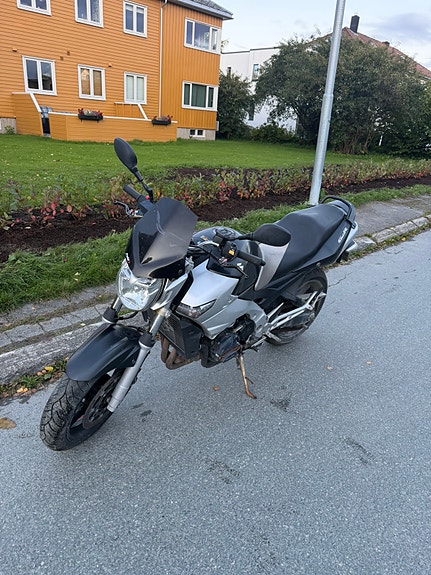 Suzuki GSR 600 2 of 7