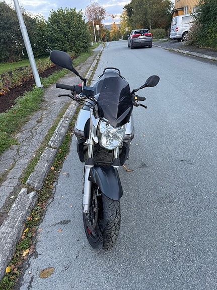 Suzuki GSR 600 4 of 7
