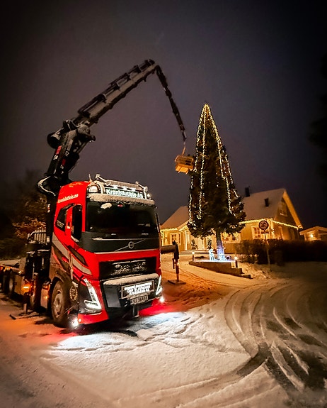 Kranarbeid ved juletreet – varierte oppdrag gjennom hele året.