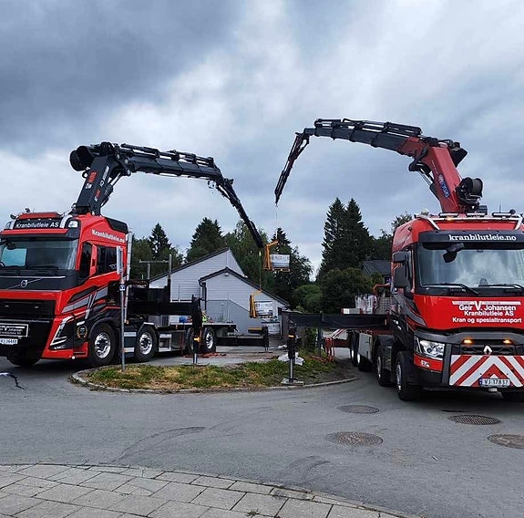 To kranbiler på oppdrag – samarbeid og praktiske løsninger i en variert arbeidshverdag.