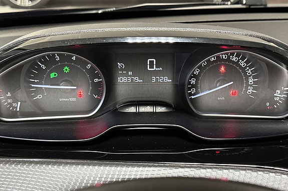 Oversiktlig instrumentpanel med hastighetsmåler og drivstoffindikator.