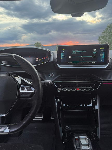 Peugeot 208 7 of 13