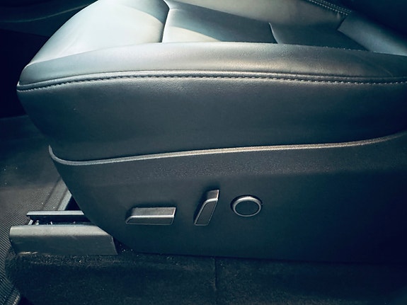 Tesla Model Y 18 of 24